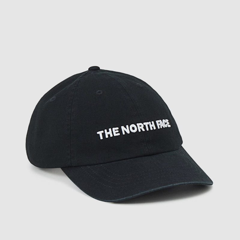 <h2>Gorra The North Face Roomy Norm Hat – Estilo relajado y funcional</h2>
<p>La <strong>Roomy Norm Hat</strong> de <strong>The North Face</strong> es una gorra con diseño clásico y relajado, ideal para tus días de descanso, paseos al aire libre o l