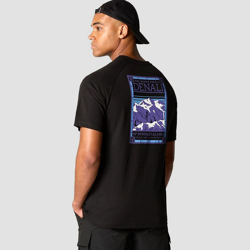 <h2>Camiseta The North Face M S/S North Faces Tee – Estilo gráfico y esencia outdoor</h2>
<p>La <strong>M S/S North Faces Tee</strong> de <strong>The North Face</strong> es una camiseta de algodón con ajuste clásico, ideal para quienes buscan comodi