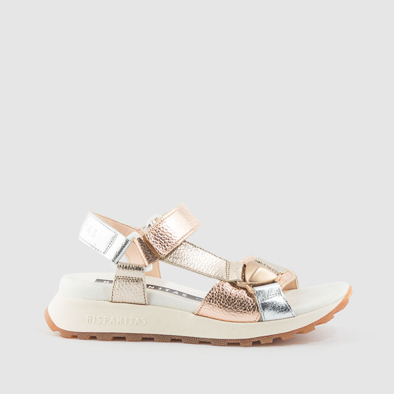 Sandalia deportiva de estilo urbano y moderno. Punta redondeada.
Piso de 4,5 cm con excelente agarre antideslizante para mayor estabilidad.
Tecnología Triflow: triple almohadillado en la zona de la pisada que absorbe los impactos y aporta un efecto acol