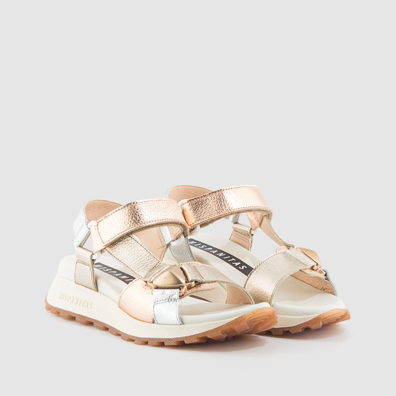 Sandalia deportiva de estilo urbano y moderno. Punta redondeada.
Piso de 4,5 cm con excelente agarre antideslizante para mayor estabilidad.
Tecnología Triflow: triple almohadillado en la zona de la pisada que absorbe los impactos y aporta un efecto acol