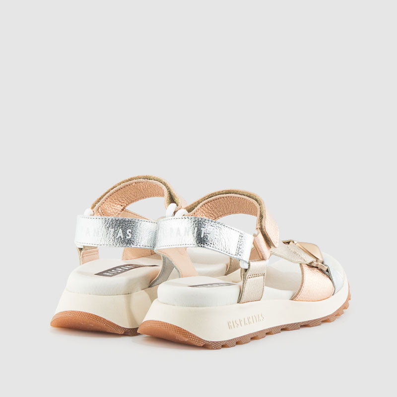 Sandalia deportiva de estilo urbano y moderno. Punta redondeada.
Piso de 4,5 cm con excelente agarre antideslizante para mayor estabilidad.
Tecnología Triflow: triple almohadillado en la zona de la pisada que absorbe los impactos y aporta un efecto acol