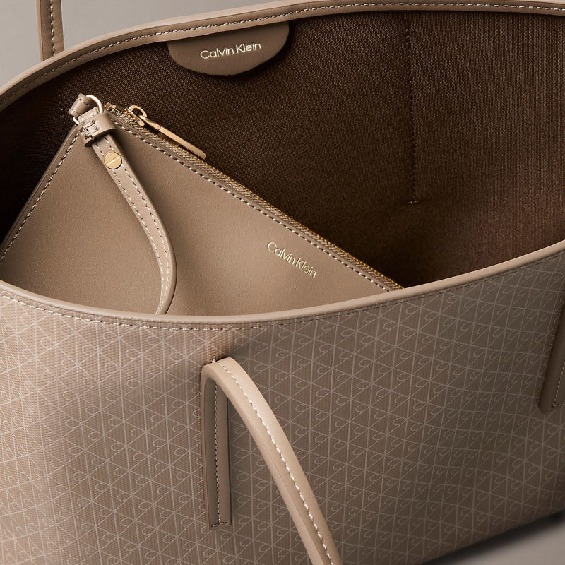 BOLSO MAXI CK EMBLEM AOP SMALL TOTE