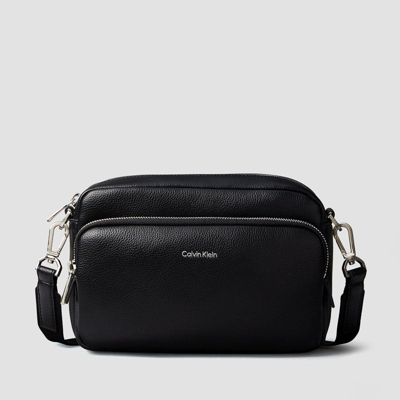 BOLSO CK RAISED CAMERA BLACK