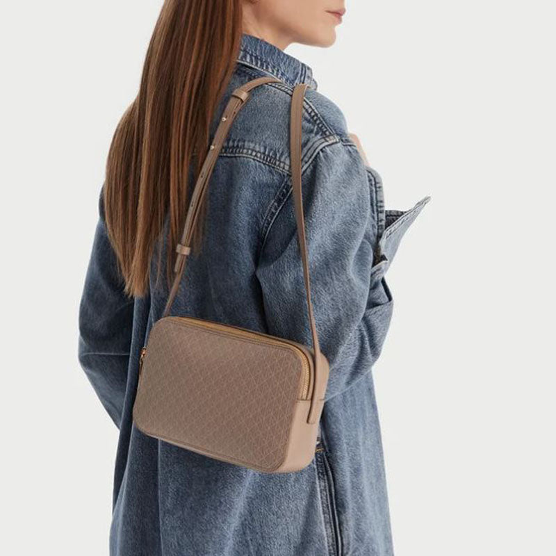 BOLSO CK EMBLEM AOP ELONGATED CAMERA