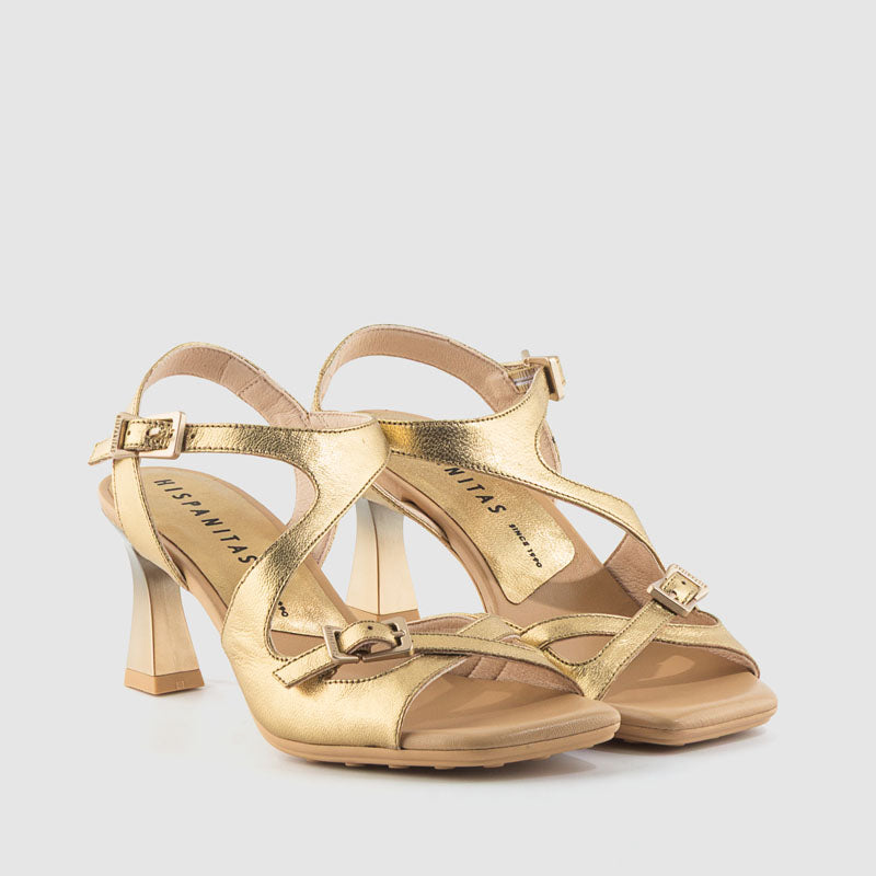 Sandalia cruzada hebilla piel metalizada platino