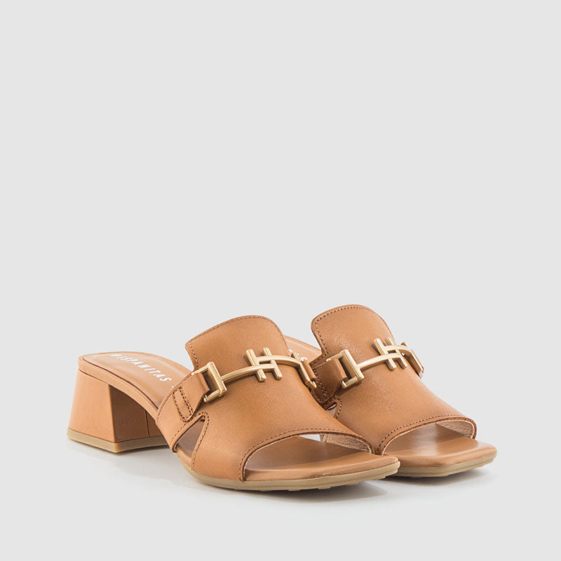 Sandalia de punta cuadrada abierta.
Tacón ancho de 4,5 cm que proporciona comodidad y estabilidad durante todo el día.
Detalle metalizado en el empeine.
Correa ajustable con hebilla en el lateral.
Fabricada en piel.
Tecnología Triflow: triple almohadi