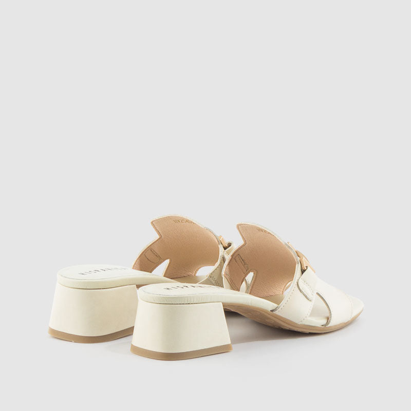 Sandalia tacón piel beige latte