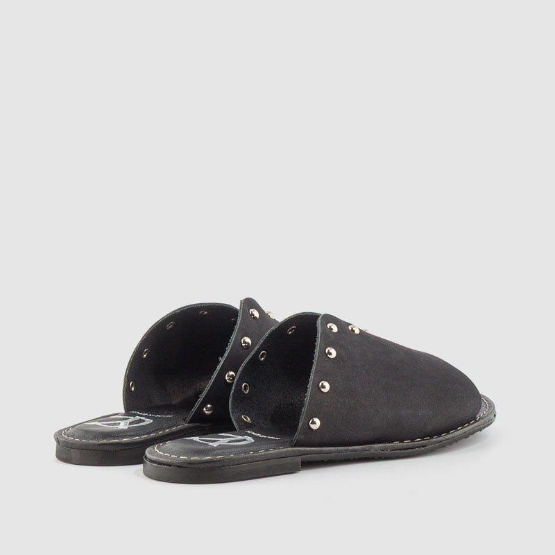 Sandalia plana tachas nobuck negro