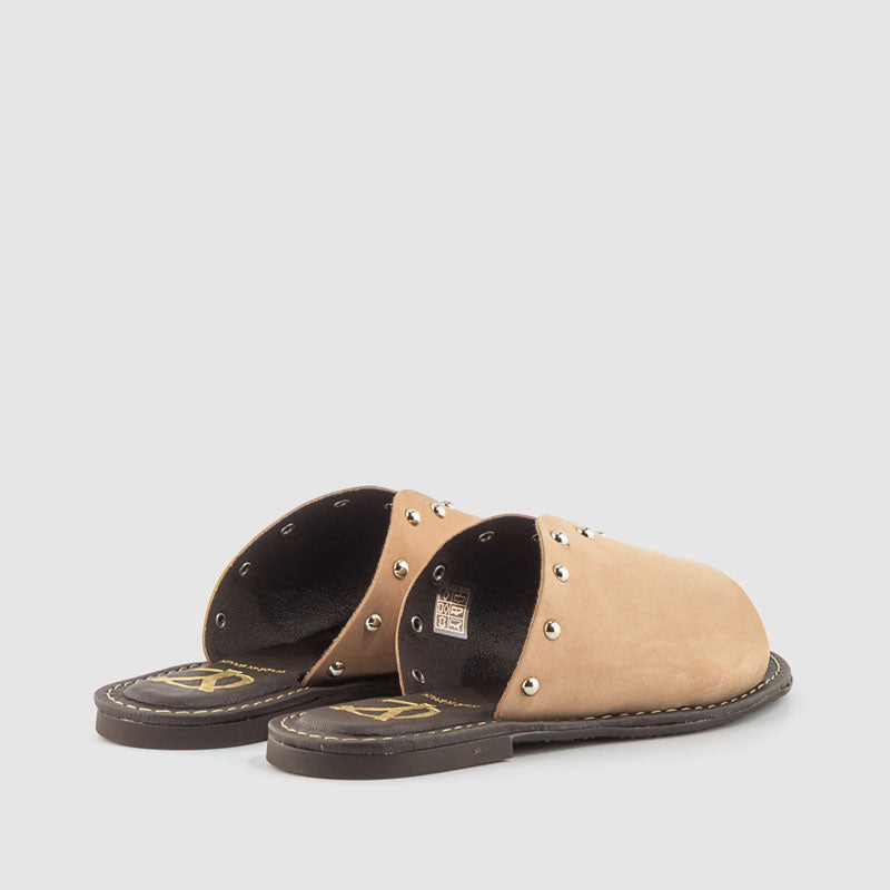 Sandalia plana tachas nobuck taupe