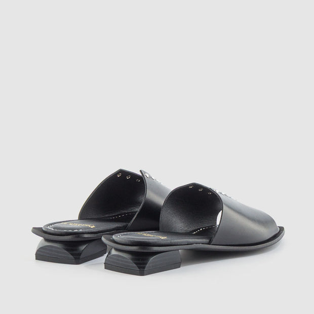 SANDALIA TACHAS PIEL NEGRO