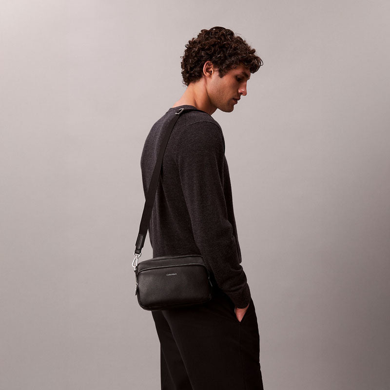 BOLSO CK RAISED CAMERA BLACK