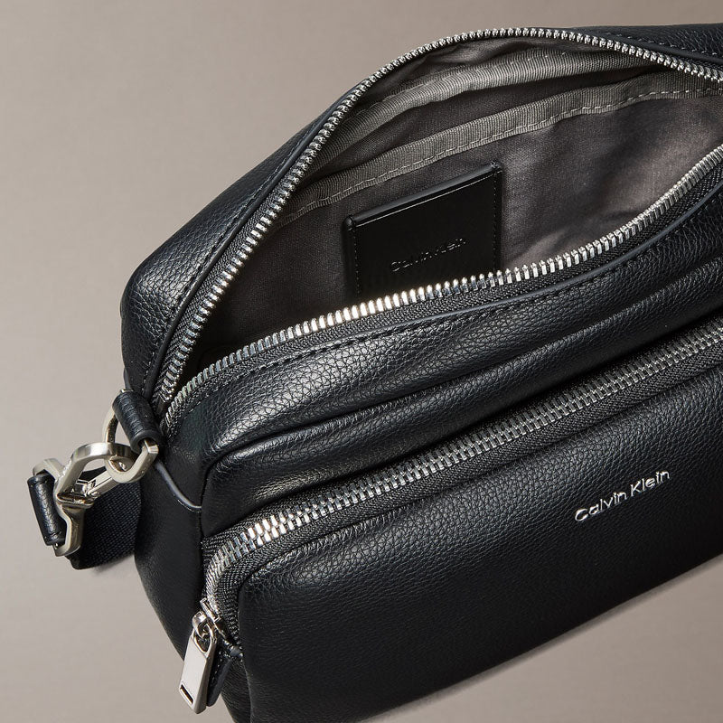 BOLSO CK RAISED CAMERA BLACK