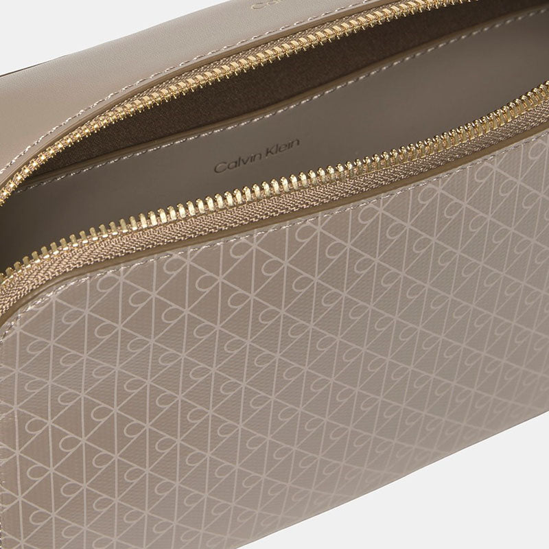 BOLSO CK EMBLEM AOP ELONGATED CAMERA