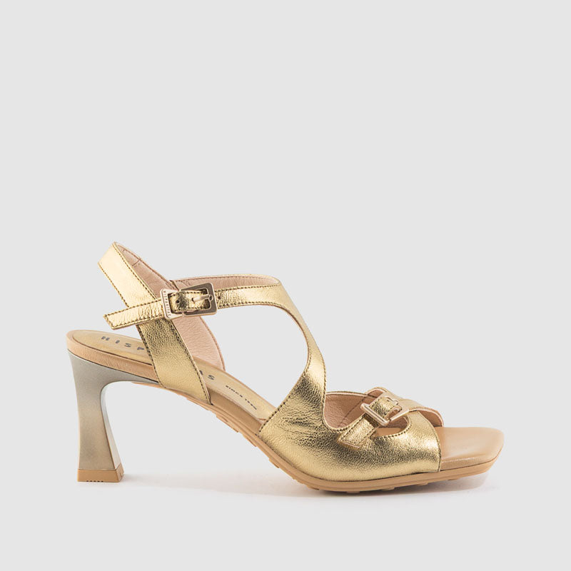 Sandalia cruzada hebilla piel metalizada platino