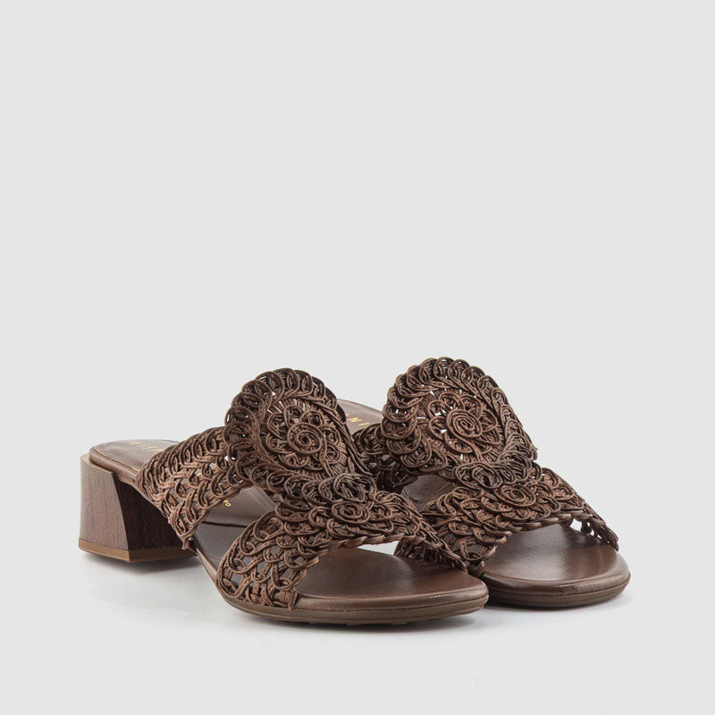 Sandalia bordados piel marrón