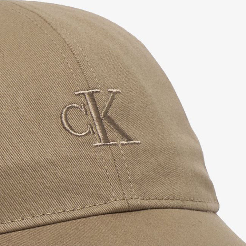 Gorra monogram en color desert y taupe